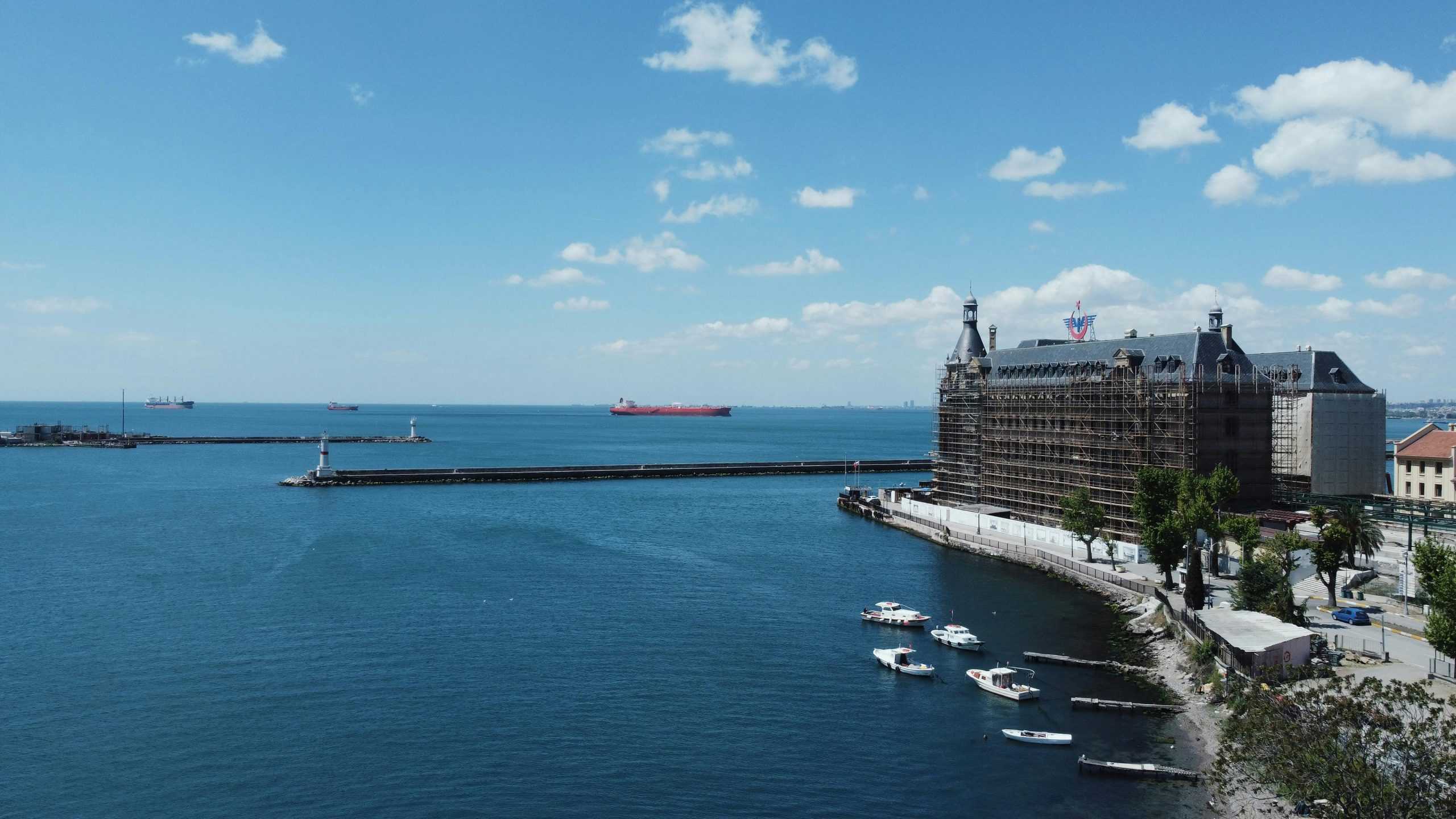 Scenic aerial view of Haydarpaşa Station by the sea in İstanbul, Türkiye, under a clear blue sky.